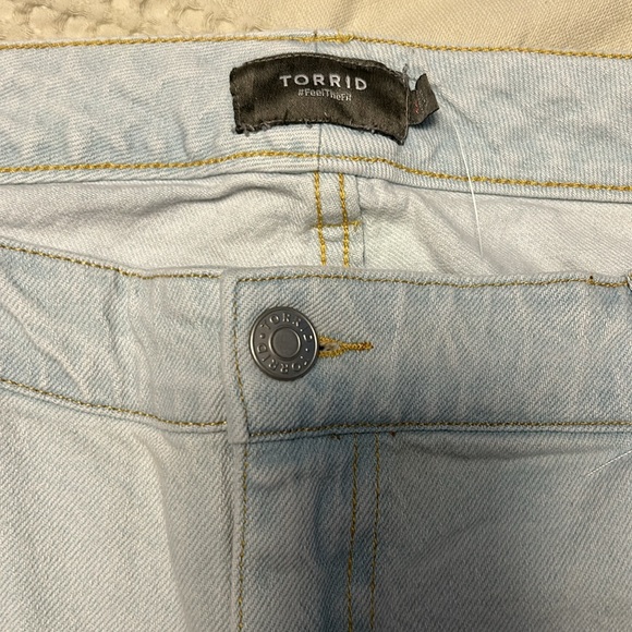 Torrid 5 inch classic denim mid-rise shorts size 16 NWT - Picture 3 of 4